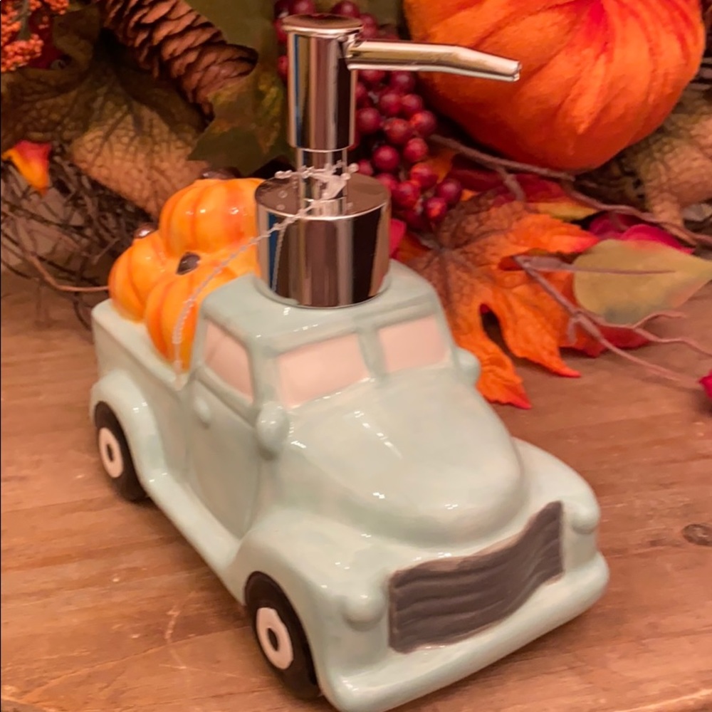 🍁 Farmhouse Pumpkin Vintage Farm Truck Soap Pump - Picture 5 of 5